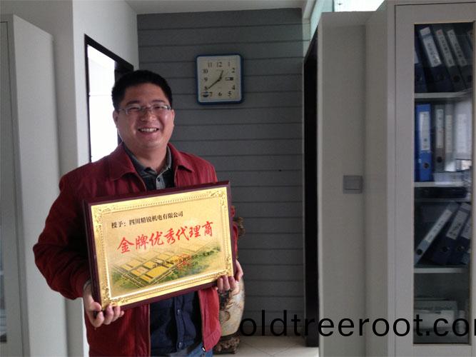 我公司喜(xi)穫(huo)2012沈(shen)機優秀金牌代(dai)理(li)商(shang)